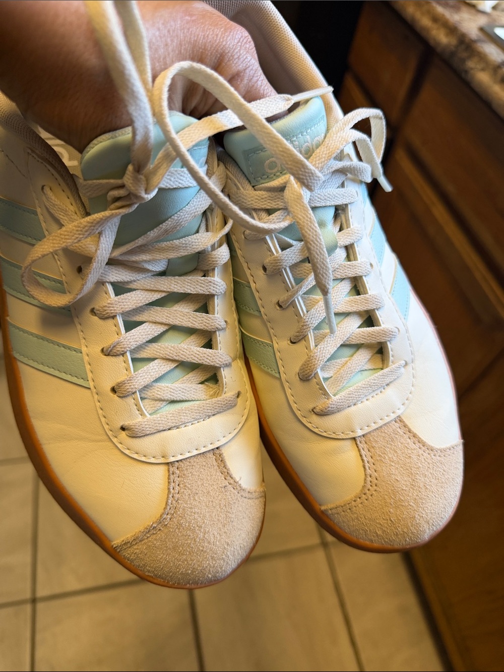 tenis Adidas VL Court Base en color blanco con franjas celestes y suela de goma.